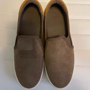 Men’s UGG Brown Suede Loafers Slip-On Shoes Size 8 Classic styling